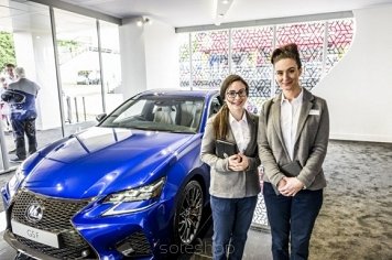 Lexus zwraca się ku kobietom kierowcom