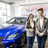 Lexus zwraca się ku kobietom kierowcom